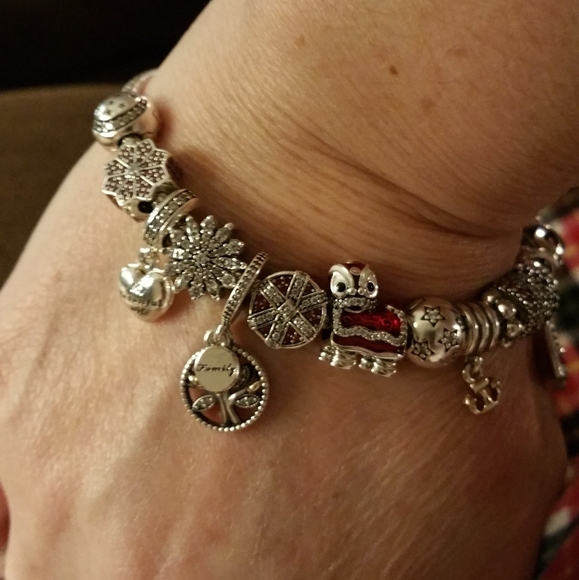 Pandora Christmas present charm - Picture 13 of 13